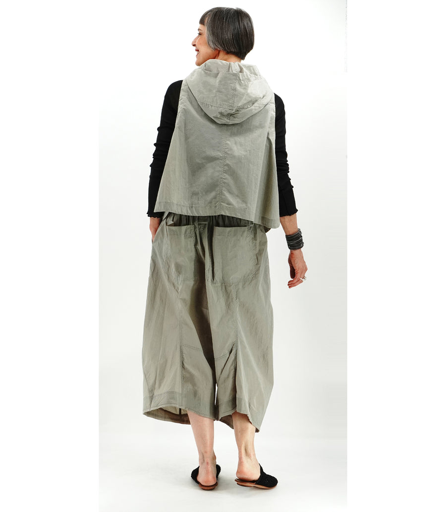 MOYURU NISHIO VEST