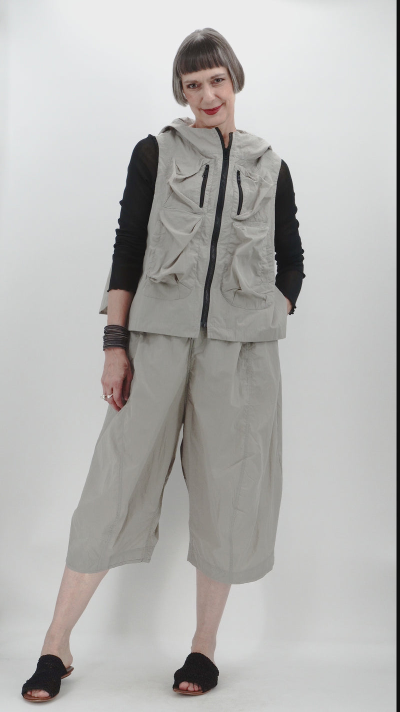 MOYURU NISHIO VEST